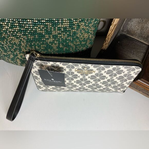 Lucy Spade Flower Medium L-zip Wristlet/Clutch - Picture 3 of 8